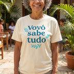 Woman wearing a t-shirt with 'Vovó sabe tudo' text in an outdoor setting